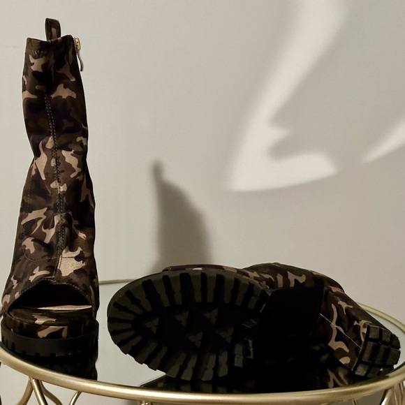 Chic short boot - Picture 2 of 3